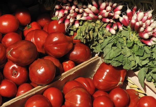 Tomates et radis sur le marché couvert de la plage à Saint Jean de Monts en Vendée