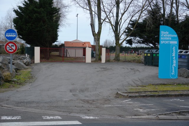 Entrée du staded'athlétisme scolaire